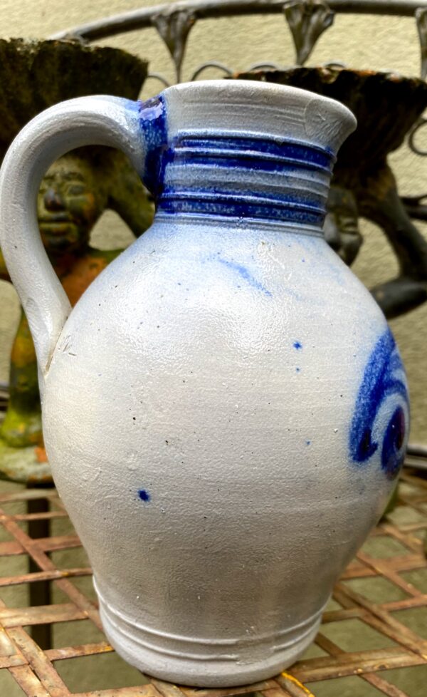 Authentic salt-glazed stoneware wine jug, ca. 1950 (5) Vintage Keuls zoutgeglazuurd wijnkannetje 1/2L | Authentic salt‑glazed Cologne stoneware wine jug 1/2L – ca. 1950