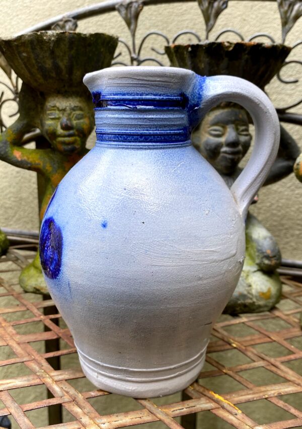 Authentic salt-glazed stoneware wine jug, ca. 1950 (8) Vintage Keuls zoutgeglazuurd wijnkannetje 1/2L | Authentic salt‑glazed Cologne stoneware wine jug 1/2L – ca. 1950