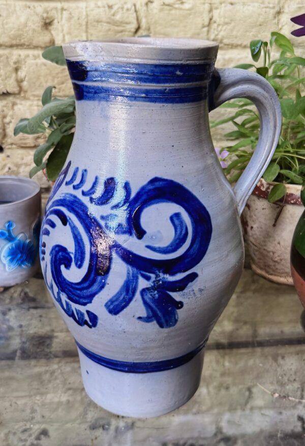 Cologne monumental stoneware water jug (64 cm), salt‑glazed – ca. 1900 (1) Monumentale Keulse waterkan 64 cm in zoutgeglazuurd gres | Cologne monumental stoneware water jug (64 cm), salt‑glazed – ca. 1900