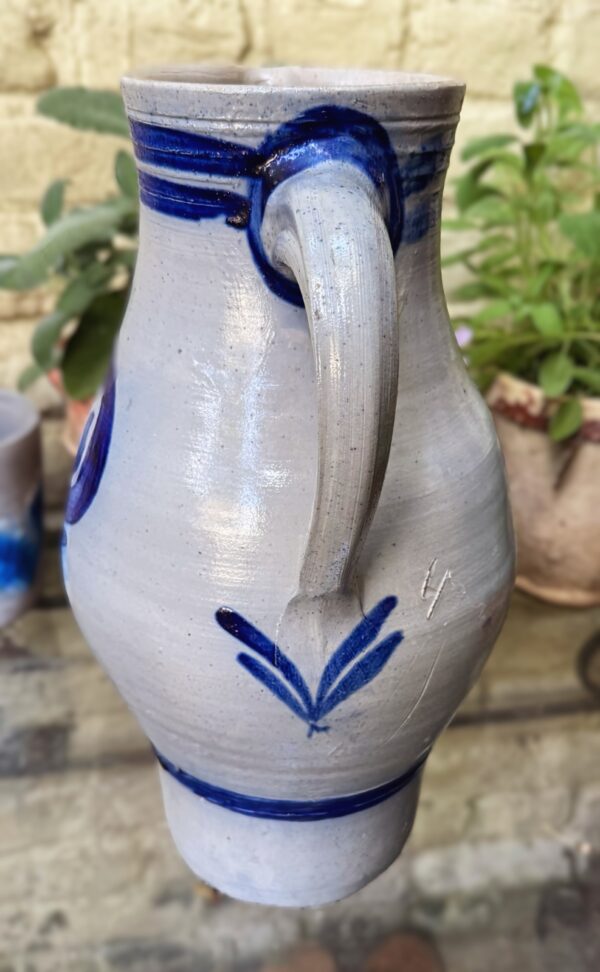 Cologne monumental stoneware water jug (64 cm), salt‑glazed – ca. 1900 (11) Monumentale Keulse waterkan 64 cm in zoutgeglazuurd gres | Cologne monumental stoneware water jug (64 cm), salt‑glazed – ca. 1900