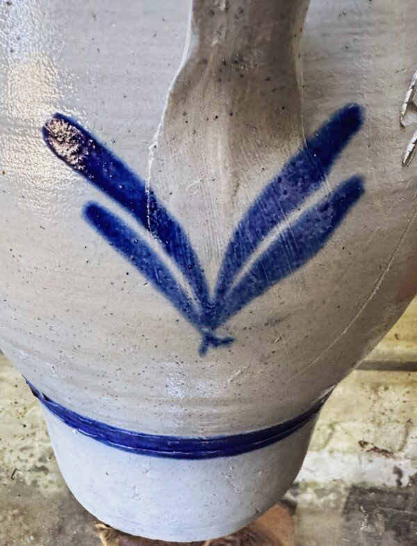 Cologne monumental stoneware water jug (64 cm), salt‑glazed – ca. 1900 (8) Monumentale Keulse waterkan 64 cm in zoutgeglazuurd gres | Cologne monumental stoneware water jug (64 cm), salt‑glazed – ca. 1900
