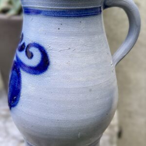 Cologne salt‑glazed stoneware water jug (27 cm), c. 1900 (1) Ambachtelijke Keulse waterkan in zoutgeglazuurd gres (27 cm), Cologne salt‑glazed stoneware water jug (27 cm), c. 1900