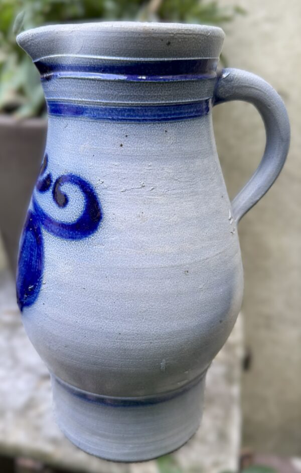 Cologne salt‑glazed stoneware water jug (27 cm), c. 1900 (1) Ambachtelijke Keulse waterkan in zoutgeglazuurd gres (27 cm), Cologne salt‑glazed stoneware water jug (27 cm), c. 1900