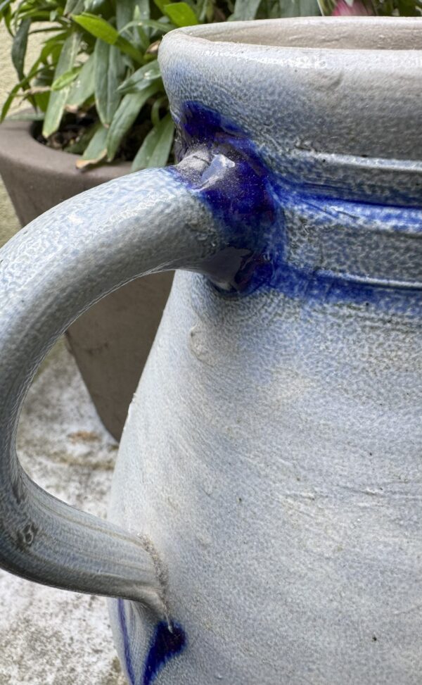 Cologne salt‑glazed stoneware water jug (27 cm), c. 1900 (17) Ambachtelijke Keulse waterkan in zoutgeglazuurd gres (27 cm), Cologne salt‑glazed stoneware water jug (27 cm), c. 1900