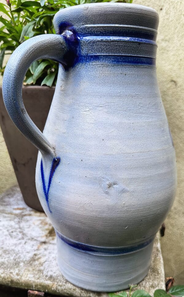 Cologne salt‑glazed stoneware water jug (27 cm), c. 1900 (18) Ambachtelijke Keulse waterkan in zoutgeglazuurd gres (27 cm), Cologne salt‑glazed stoneware water jug (27 cm), c. 1900