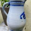 Cologne salt‑glazed stoneware water jug (27 cm), c. 1900 (2) Ambachtelijke Keulse waterkan in zoutgeglazuurd gres (27 cm), Cologne salt‑glazed stoneware water jug (27 cm), c. 1900