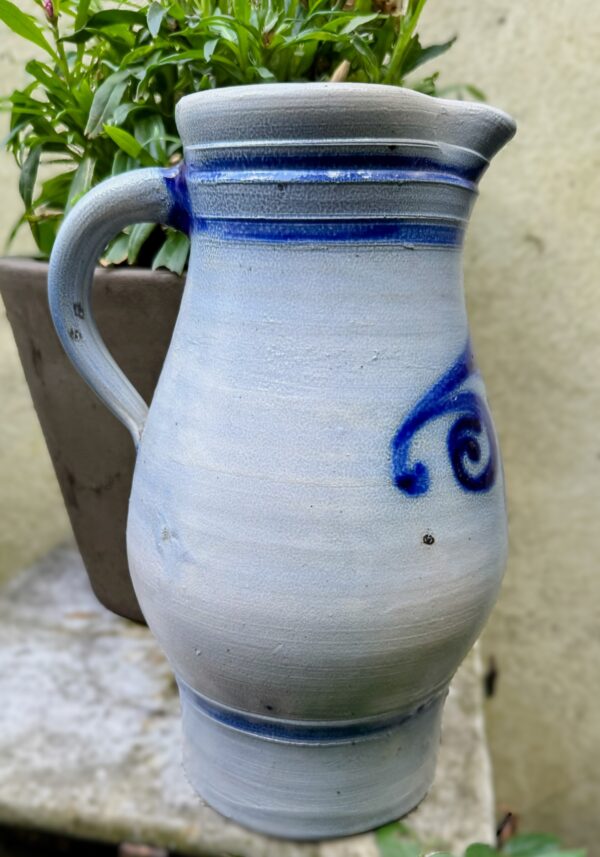 Cologne salt‑glazed stoneware water jug (27 cm), c. 1900 (2) Ambachtelijke Keulse waterkan in zoutgeglazuurd gres (27 cm), Cologne salt‑glazed stoneware water jug (27 cm), c. 1900