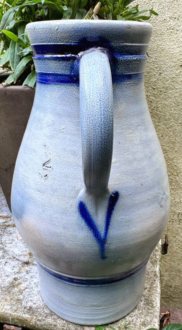 Cologne salt‑glazed stoneware water jug (27 cm), c. 1900 (21) Ambachtelijke Keulse waterkan in zoutgeglazuurd gres (27 cm), Cologne salt‑glazed stoneware water jug (27 cm), c. 1900