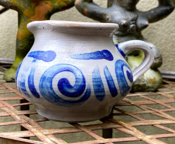 Cologne stoneware jug, salt‑glazed – ca. 1950 (4) Klein Keuls kannetje in zoutgeglazuurd aardewerk | Cologne stoneware jug, salt‑glazed – ca. 1950