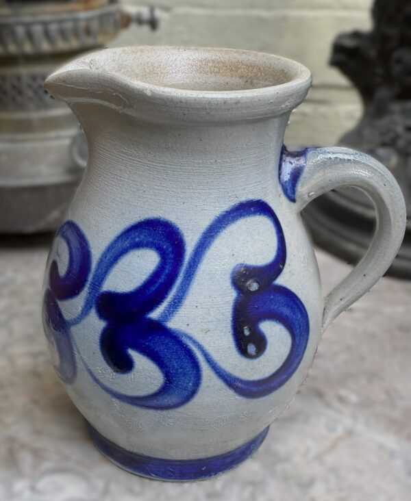 Cologne stoneware jug (½ L), salt‑glazed – ca. 1950 (1) Vintage Keulse bolkan ½ L in zoutgeglazuurd aardewerk | Cologne stoneware jug (½ L), salt‑glazed – ca. 1950