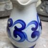 Cologne stoneware jug (½ L), salt‑glazed – ca. 1950 (2) Vintage Keulse bolkan ½ L in zoutgeglazuurd aardewerk | Cologne stoneware jug (½ L), salt‑glazed – ca. 1950