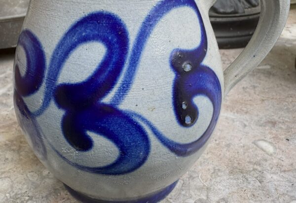 Cologne stoneware jug (½ L), salt‑glazed – ca. 1950 (8) Vintage Keulse bolkan ½ L in zoutgeglazuurd aardewerk | Cologne stoneware jug (½ L), salt‑glazed – ca. 1950