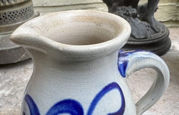 Cologne stoneware jug (½ L), salt‑glazed – ca. 1950 (9) Vintage Keulse bolkan ½ L in zoutgeglazuurd aardewerk | Cologne stoneware jug (½ L), salt‑glazed – ca. 1950
