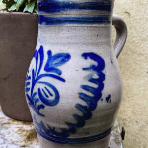 Cologne stoneware water jug (22 cm), salt‑glazed – ca. 1900 (1) Karaktervolle Keulse waterkan in zoutgeglazuurd gres | Cologne stoneware water jug (22 cm), salt‑glazed – ca. 1900