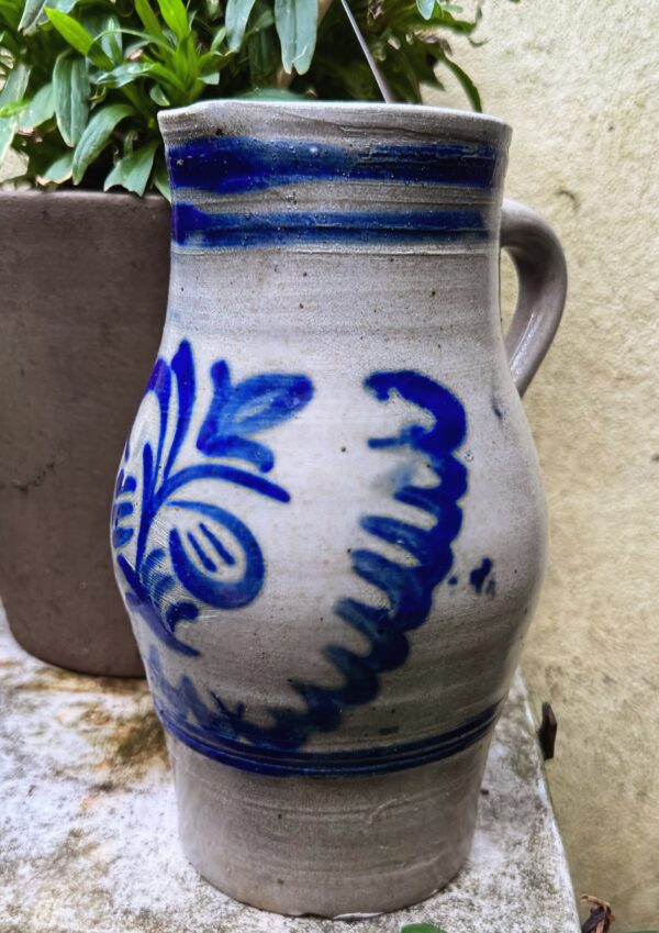 Cologne stoneware water jug (22 cm), salt‑glazed – ca. 1900 (1) Karaktervolle Keulse waterkan in zoutgeglazuurd gres | Cologne stoneware water jug (22 cm), salt‑glazed – ca. 1900