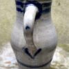 Cologne stoneware water jug (22 cm), salt‑glazed – ca. 1900 (10) Karaktervolle Keulse waterkan in zoutgeglazuurd gres | Cologne stoneware water jug (22 cm), salt‑glazed – ca. 1900