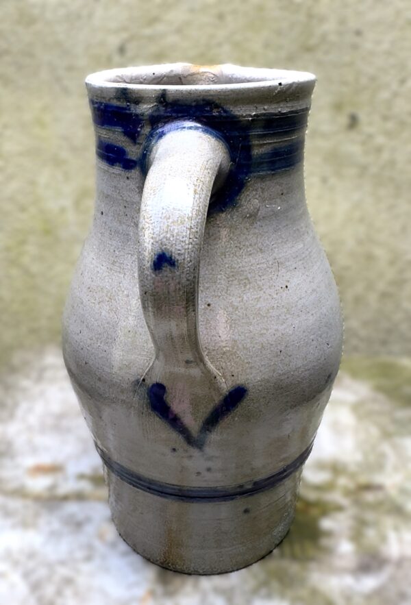 Cologne stoneware water jug (22 cm), salt‑glazed – ca. 1900 (10) Karaktervolle Keulse waterkan in zoutgeglazuurd gres | Cologne stoneware water jug (22 cm), salt‑glazed – ca. 1900