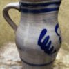 Cologne stoneware water jug (22 cm), salt‑glazed – ca. 1900 (11) Karaktervolle Keulse waterkan in zoutgeglazuurd gres | Cologne stoneware water jug (22 cm), salt‑glazed – ca. 1900