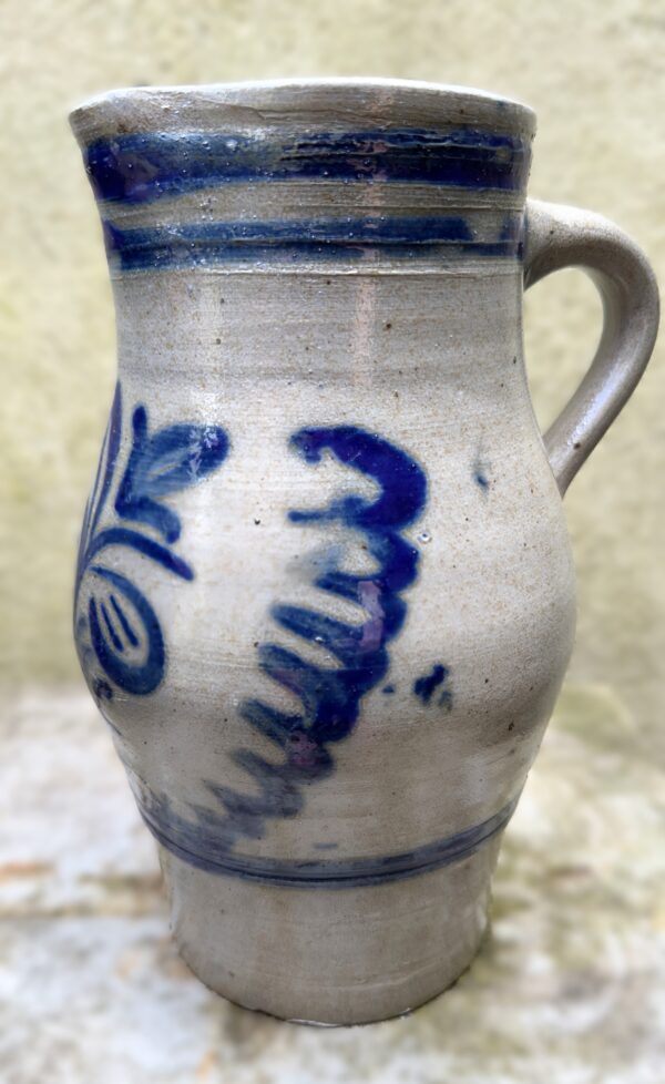 Cologne stoneware water jug (22 cm), salt‑glazed – ca. 1900 (13) Karaktervolle Keulse waterkan in zoutgeglazuurd gres | Cologne stoneware water jug (22 cm), salt‑glazed – ca. 1900