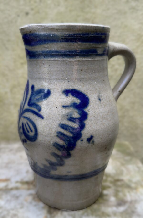 Cologne stoneware water jug (22 cm), salt‑glazed – ca. 1900 (14) Karaktervolle Keulse waterkan in zoutgeglazuurd gres | Cologne stoneware water jug (22 cm), salt‑glazed – ca. 1900