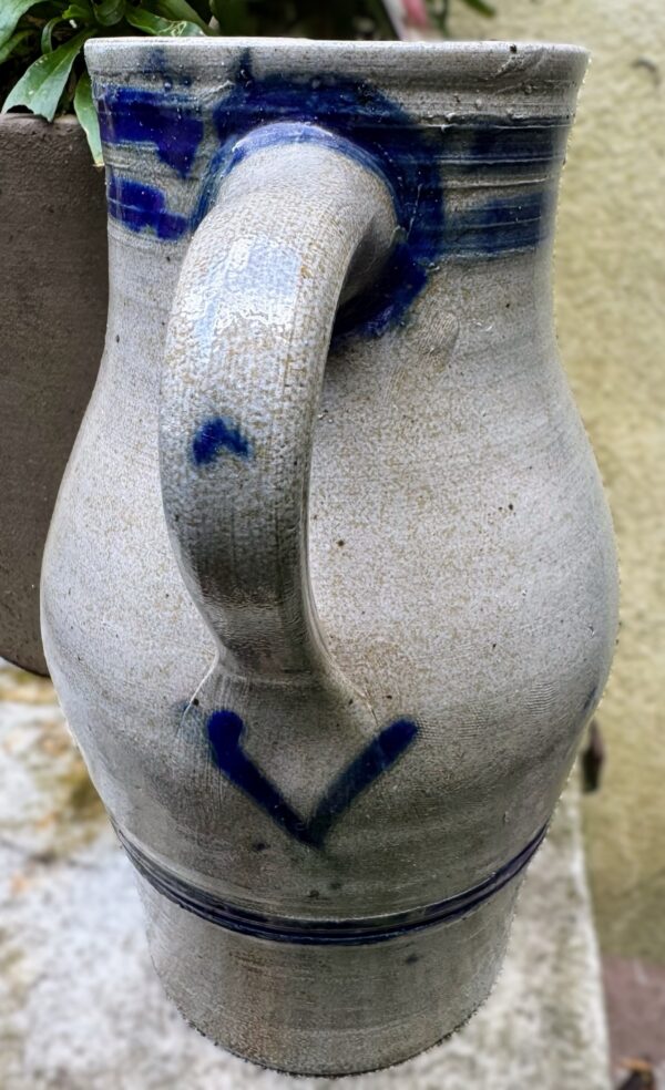 Cologne stoneware water jug (22 cm), salt‑glazed – ca. 1900 (27) Ambachtelijke Keulse waterkan in zoutgeglazuurd gres (27 cm), Cologne salt‑glazed stoneware water jug (27 cm), c. 1900