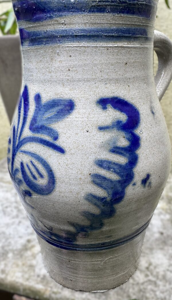 Cologne stoneware water jug (22 cm), salt‑glazed – ca. 1900 (31) Karaktervolle Keulse waterkan in zoutgeglazuurd gres | Cologne stoneware water jug (22 cm), salt‑glazed – ca. 1900