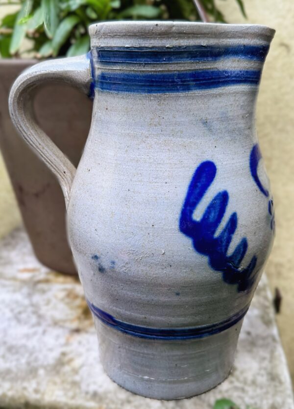 Cologne stoneware water jug (22 cm), salt‑glazed – ca. 1900 (32) Karaktervolle Keulse waterkan in zoutgeglazuurd gres | Cologne stoneware water jug (22 cm), salt‑glazed – ca. 1900