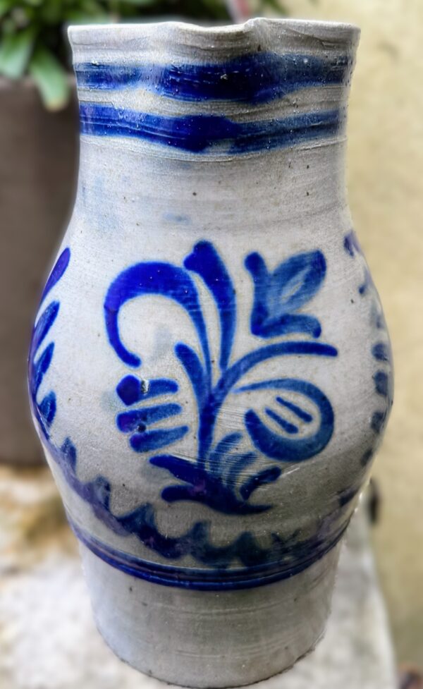Cologne stoneware water jug (22 cm), salt‑glazed – ca. 1900 (33) Karaktervolle Keulse waterkan in zoutgeglazuurd gres | Cologne stoneware water jug (22 cm), salt‑glazed – ca. 1900