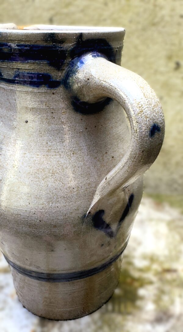Cologne stoneware water jug (22 cm), salt‑glazed – ca. 1900 (5) Karaktervolle Keulse waterkan in zoutgeglazuurd gres | Cologne stoneware water jug (22 cm), salt‑glazed – ca. 1900