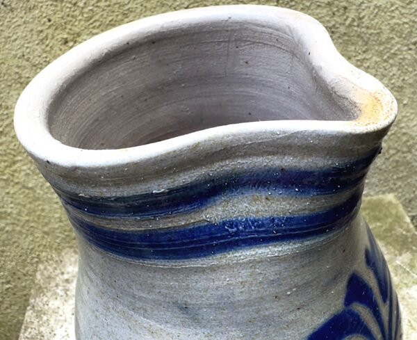 Cologne stoneware water jug (22 cm), salt‑glazed – ca. 1900 (7) Karaktervolle Keulse waterkan in zoutgeglazuurd gres | Cologne stoneware water jug (22 cm), salt‑glazed – ca. 1900