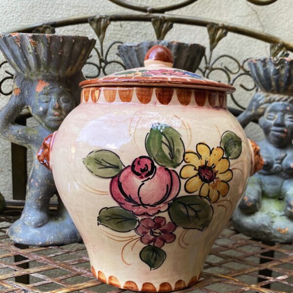 Earthenware kitchen jar with floral décor and lion‑head handles, 20th century (1) Aardewerken keukenpot met bloemen en leeuwenkopjes | Earthenware kitchen jar with floral décor and lion‑head handles, 20th century