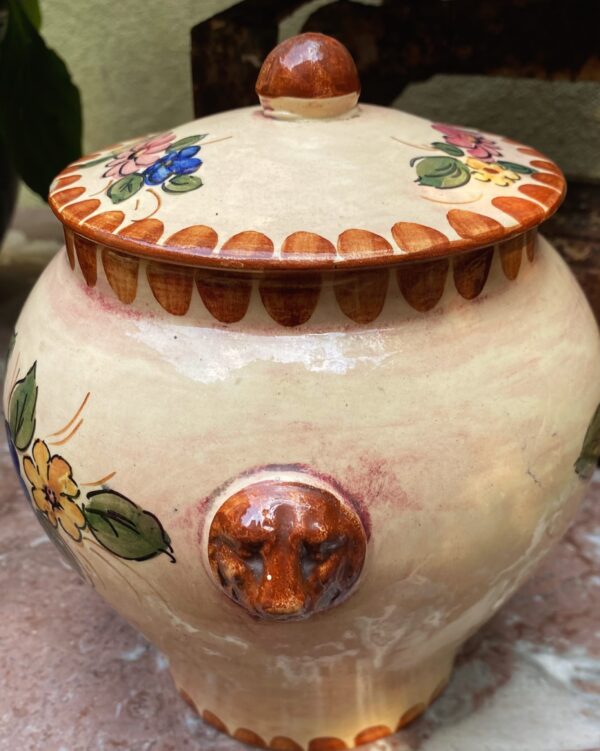 Earthenware kitchen jar with floral décor and lion‑head handles, 20th century (10) Aardewerken keukenpot met bloemen en leeuwenkopjes | Earthenware kitchen jar with floral décor and lion‑head handles, 20th century