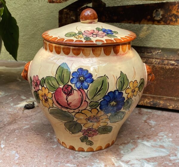 Earthenware kitchen jar with floral décor and lion‑head handles, 20th century (11) Aardewerken keukenpot met bloemen en leeuwenkopjes | Earthenware kitchen jar with floral décor and lion‑head handles, 20th century