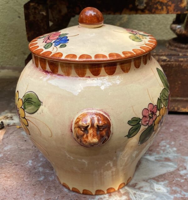 Earthenware kitchen jar with floral décor and lion‑head handles, 20th century (12) Aardewerken keukenpot met bloemen en leeuwenkopjes | Earthenware kitchen jar with floral décor and lion‑head handles, 20th century
