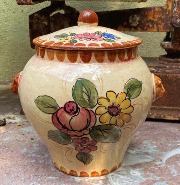 Earthenware kitchen jar with floral décor and lion‑head handles, 20th century (13) Aardewerken keukenpot met bloemen en leeuwenkopjes | Earthenware kitchen jar with floral décor and lion‑head handles, 20th century