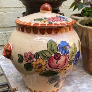 Earthenware kitchen jar with floral décor and lion‑head handles, 20th century (6) Aardewerken keukenpot met bloemen en leeuwenkopjes | Earthenware kitchen jar with floral décor and lion‑head handles, 20th century