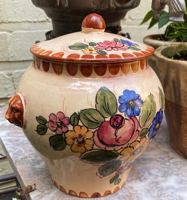 Earthenware kitchen jar with floral décor and lion‑head handles, 20th century (6) Aardewerken keukenpot met bloemen en leeuwenkopjes | Earthenware kitchen jar with floral décor and lion‑head handles, 20th century