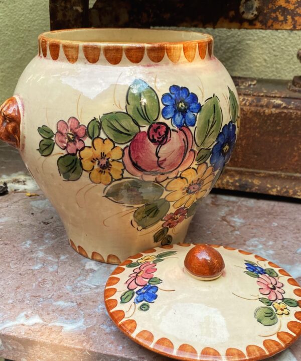 Earthenware kitchen jar with floral décor and lion‑head handles, 20th century (7) Aardewerken keukenpot met bloemen en leeuwenkopjes | Earthenware kitchen jar with floral décor and lion‑head handles, 20th century