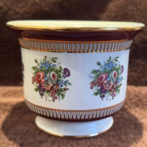 French porcelain cachepot with floral transfer decoration, 20th C (1) Franse porseleinen cachepot met florale transferdecoratie | French porcelain cachepot with floral transfer decoration, 20th century