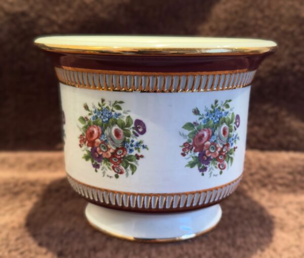 French porcelain cachepot with floral transfer decoration, 20th C (1) Franse porseleinen cachepot met florale transferdecoratie | French porcelain cachepot with floral transfer decoration, 20th century