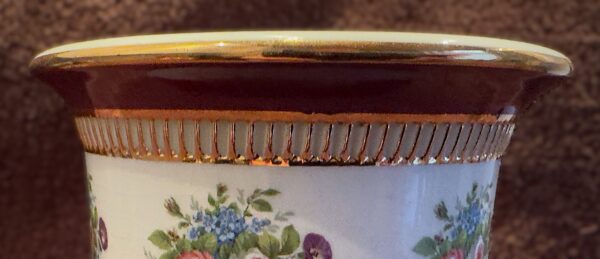 French porcelain cachepot with floral transfer decoration, 20th C (10) Franse porseleinen cachepot met florale transferdecoratie | French porcelain cachepot with floral transfer decoration, 20th century