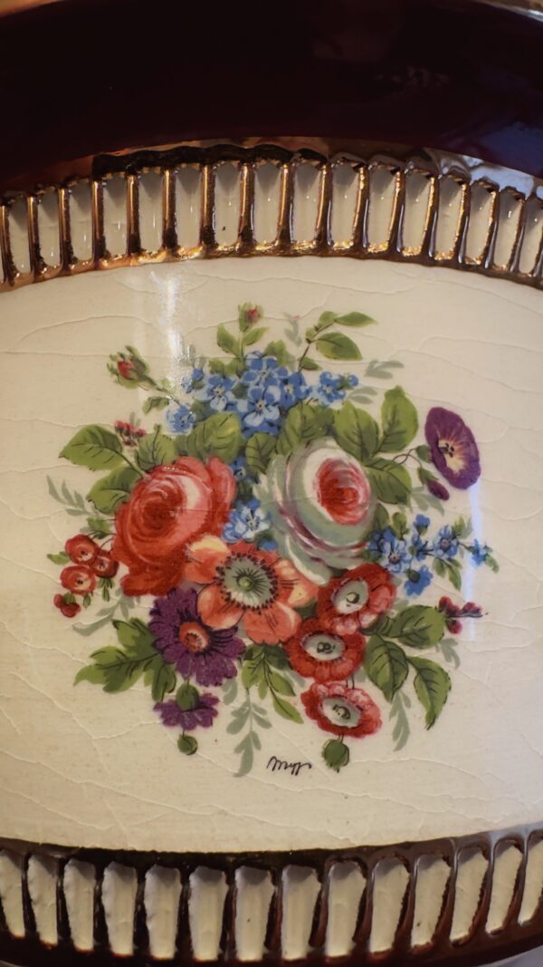 French porcelain cachepot with floral transfer decoration, 20th C (2) Franse porseleinen cachepot met florale transferdecoratie | French porcelain cachepot with floral transfer decoration, 20th century