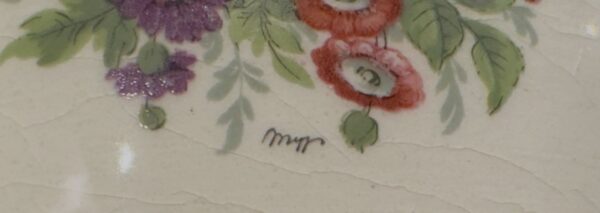 French porcelain cachepot with floral transfer decoration, 20th C (4) Franse porseleinen cachepot met florale transferdecoratie | French porcelain cachepot with floral transfer decoration, 20th century
