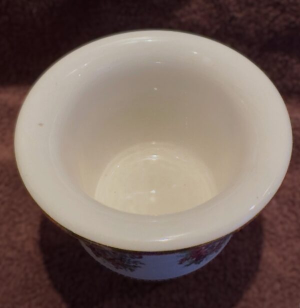 French porcelain cachepot with floral transfer decoration, 20th C (8) Franse porseleinen cachepot met florale transferdecoratie | French porcelain cachepot with floral transfer decoration, 20th century