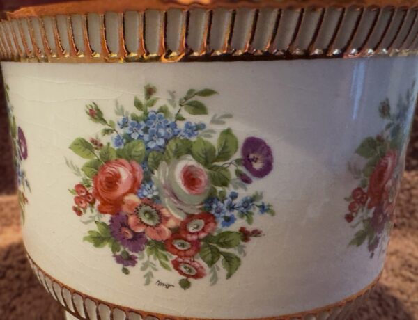 French porcelain cachepot with floral transfer decoration, 20th C (9) Franse porseleinen cachepot met florale transferdecoratie | French porcelain cachepot with floral transfer decoration, 20th century