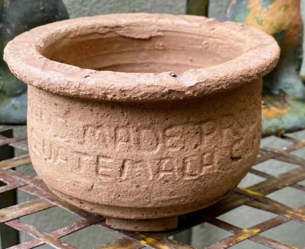 Handgemaakt aardewerken potje uit Guatemala | Handmade Guatemalan earthenware pot, ca.1990
