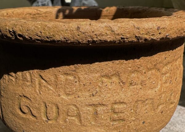 Handgemaakt aardewerken potje uit Guatemala | Handmade Guatemalan earthenware pot, ca.1990