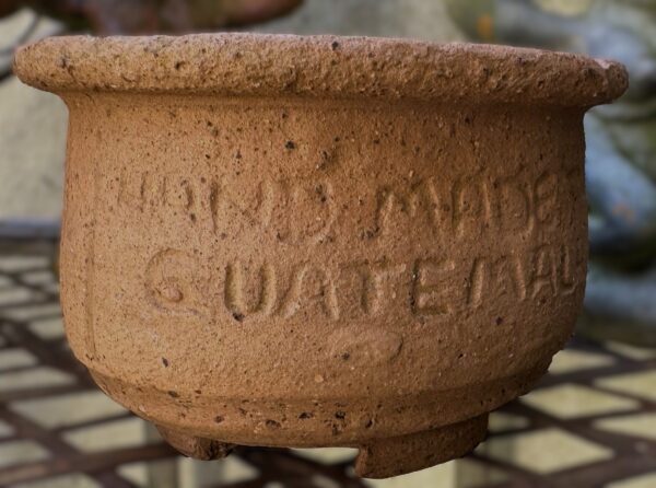 Handgemaakt aardewerken potje uit Guatemala | Handmade Guatemalan earthenware pot, ca.1990