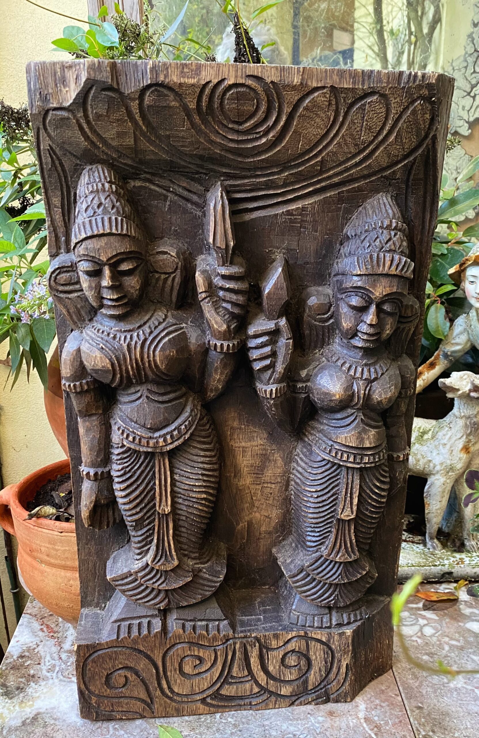 Houten India sculptuur van Hindoe God Shiva met zijn gemalin Parvati (1) Antiek paar houten Paduka sandalen – handgesneden eerbetoon uit Zuid-Azië, ca. midden 20e eeuw