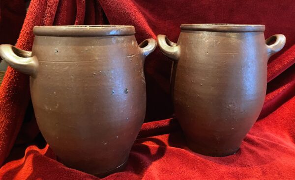 IMG_1276 Antieke Franse grespot in donkerbruin geglazuurd aardewerk | Antique French dark‑brown glazed stoneware pot – 19th century